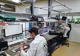 Equipo de Éxxita Be Circular, especializado en refabricación tecnológica y economía circular.