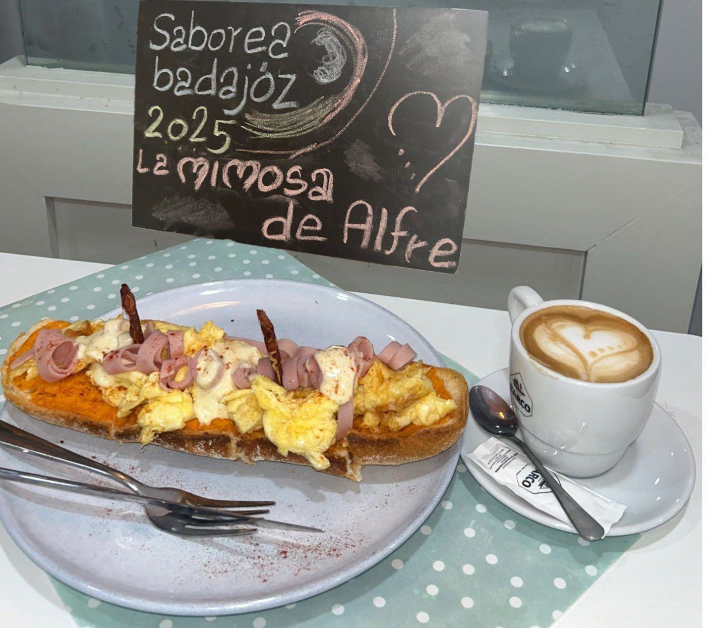 Pan de chapata con base de nuestro salmorejo especial. Huevos revueltos con Queso Illa Portugués Espirales de Pechuga de Pavo Con Perlas de Mahonesa casera de Huevo Frito al aroma de Oporto Coronado de un Crujiente de Jamón Ibérico Extremeño y un toque de Pimentón de La Vera.