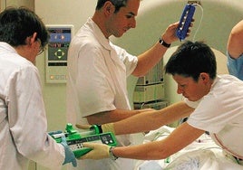 Personal sanitario prepara a un paciente para una resonancia magnética en una imagen de archivo.