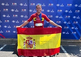 Javier Sánchez Cidoncha posa con sus cinco medallas y la bandera de España.