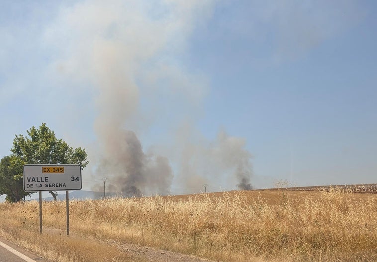 Los bomberos trabajan contra un fuego de «grandes dimensiones» en Don Benito