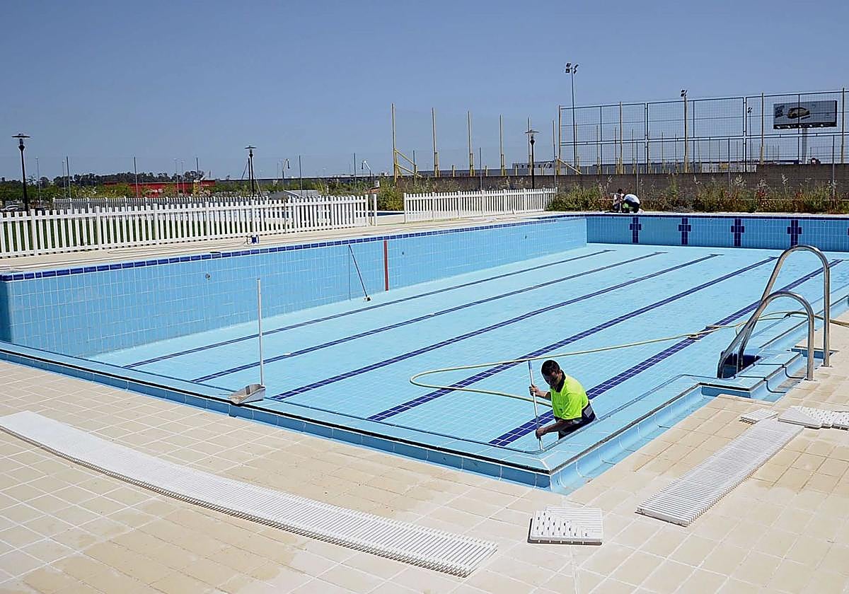 Operarios limpiando la piscina municipal de San Roque.