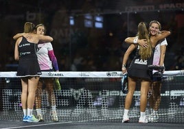Paula Josemaría y Ari Sánchez felicitan a Claudia Jensen y Alejandra Alonso.