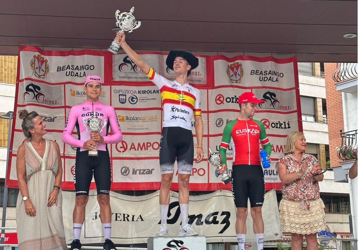 José María Martín clebra el triunfo en la Loinatz Proba, decana del ciclismo nacional amateur.