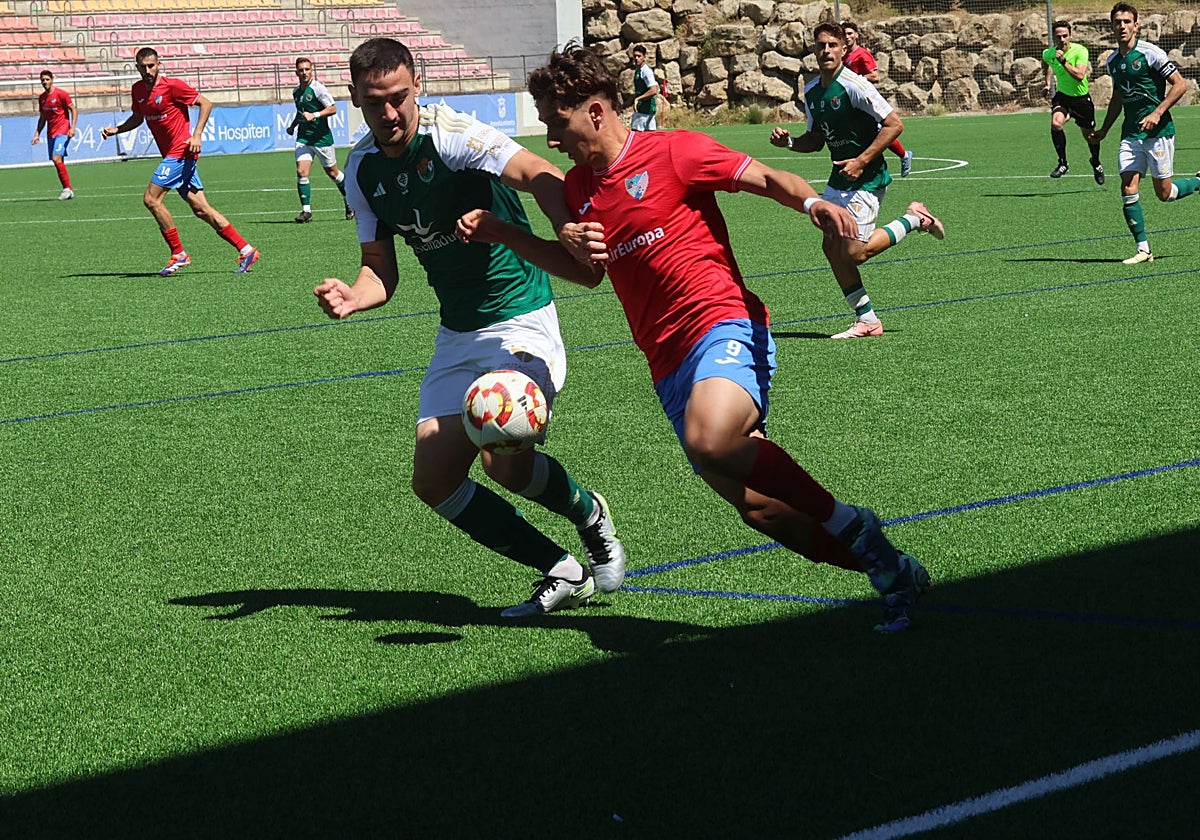 César Gómez en el partido de ida entre el Estepona y el Cacereño.