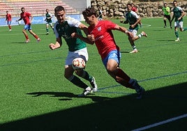César Gómez en el partido de ida entre el Estepona y el Cacereño.
