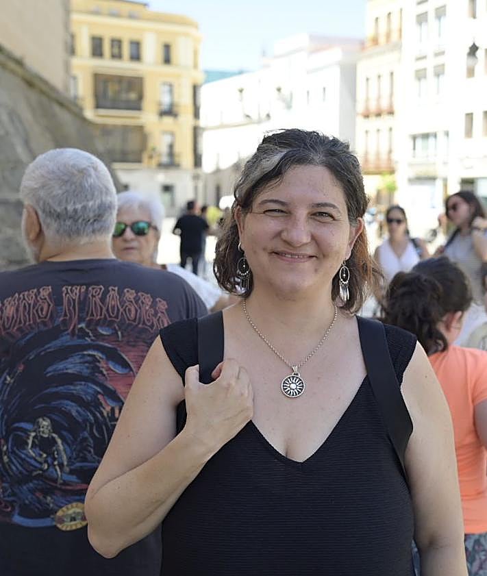 Imagen secundaria 2 - Carlos Orellana tiene un mes para desalojar su casa en el colegio Juan Vázquez