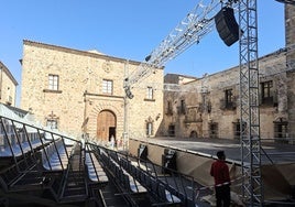 Escenario y gradas del Festival de Teatro Clásico en la plaza de Santa María de Cáceres.