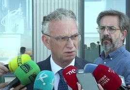 José Luis Quintana atiende a los medios este lunes en Badajoz.