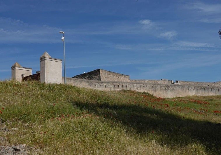 Los bomberos de Badajoz sofocan un incendio en las laderas del fuerte de San Cristóbal