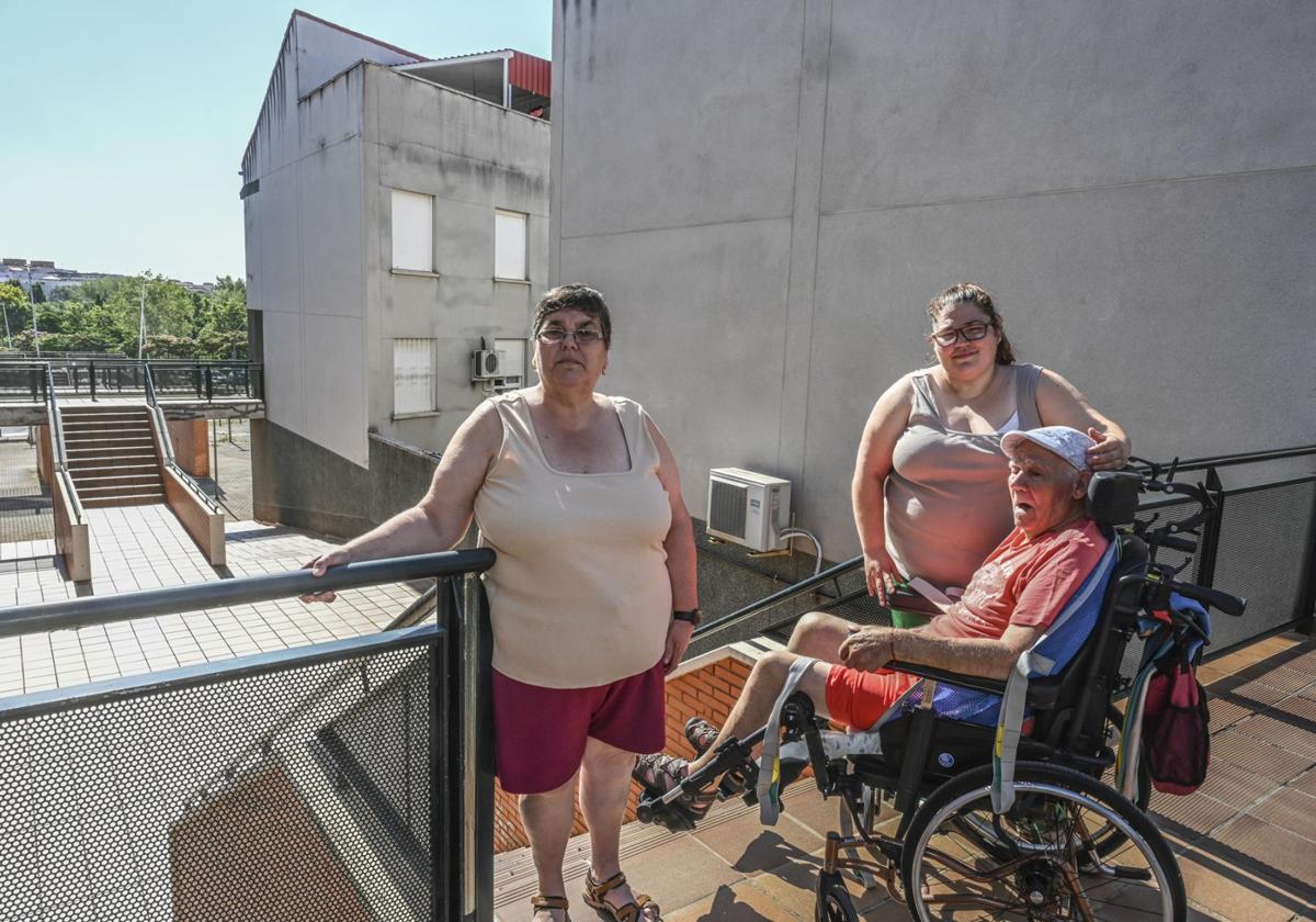 Antonio Rodríguez con su mujer y su hija junto a la escalera que le impide bajar a la calle.