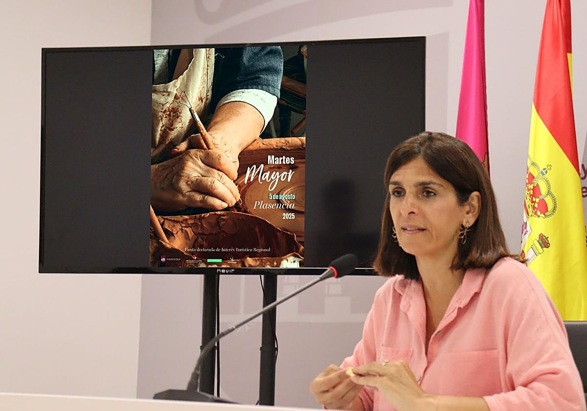 Belinda Martín, concejala de Turismo, durante la presentación del cartel del Martes Mayor 2025.