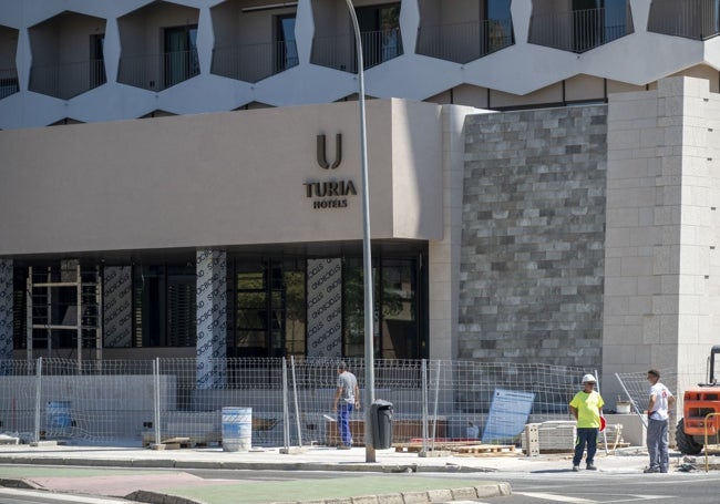 El logo del hotel, en el acceso por la calle Augusto Vázquez.