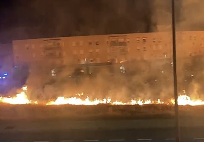 Parcela privada en llamas en el incendio declarado en la madrugada del lunes.