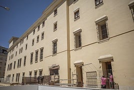 Los operarios preparan ya las obras para convertir ventanales en puertas en la calle Manuel Fernández Mejías.