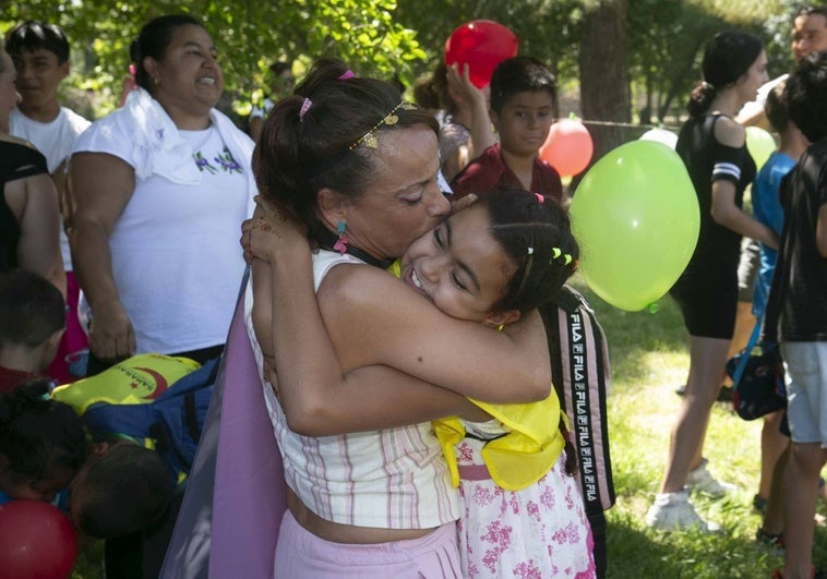 Abrazos y alegría en la llegada de los niños saharauis a Extremadura