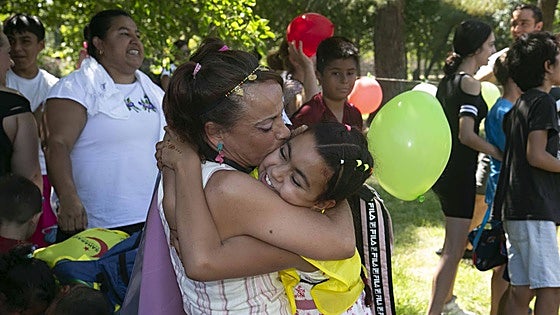 Abrazos y alegría en la llegada de los niños saharauis a Extremadura