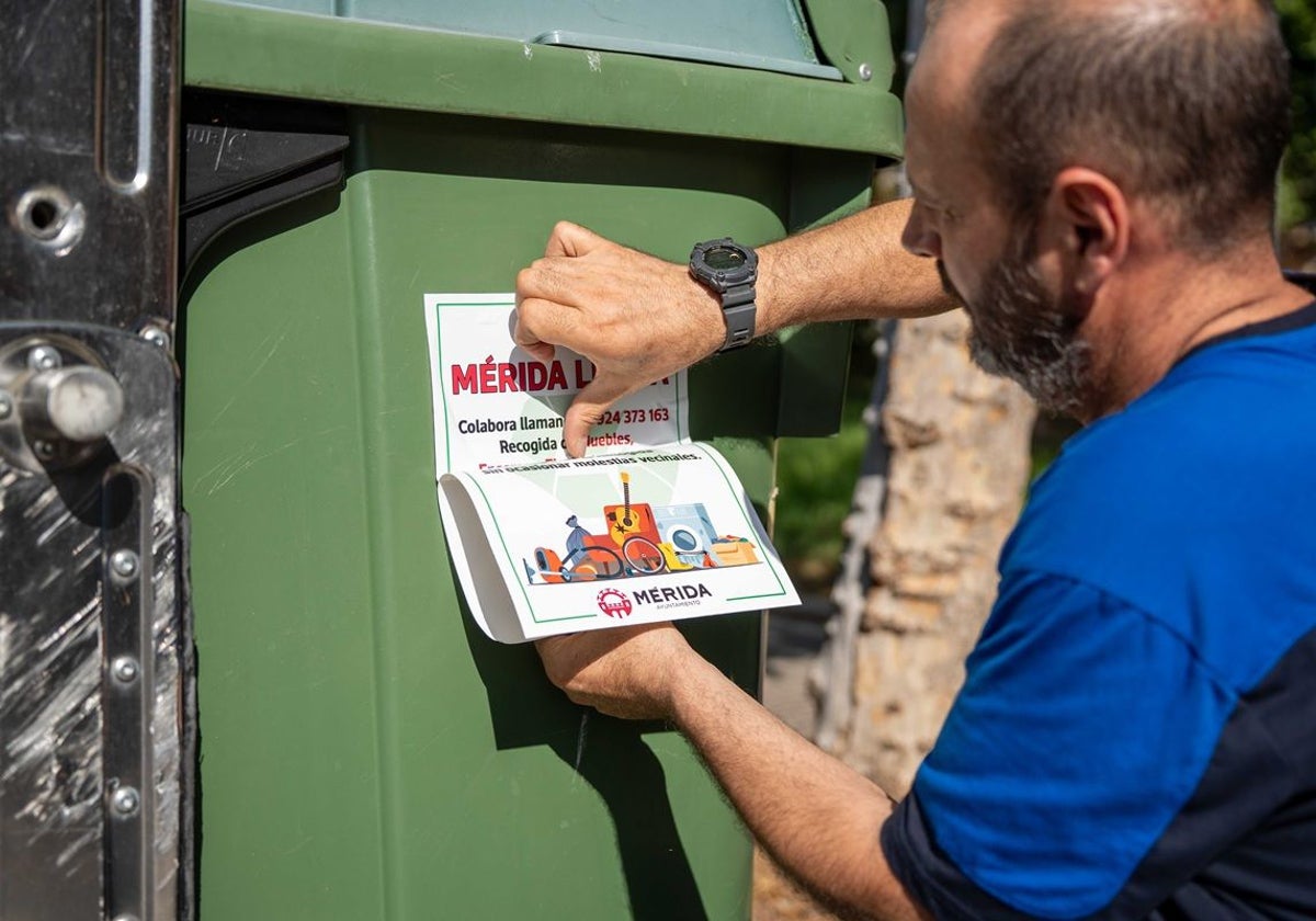 Colocación de pegatinas en los contenedores para avisar del servicio de recogida.