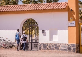 Dos personas acceden al centro de acogida de El Prado en Mérida.