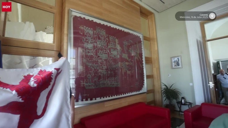 El pendón de San Jorge sale del despacho de alcaldía y podrá ser contemplado en el Museo de Cáceres por primera vez