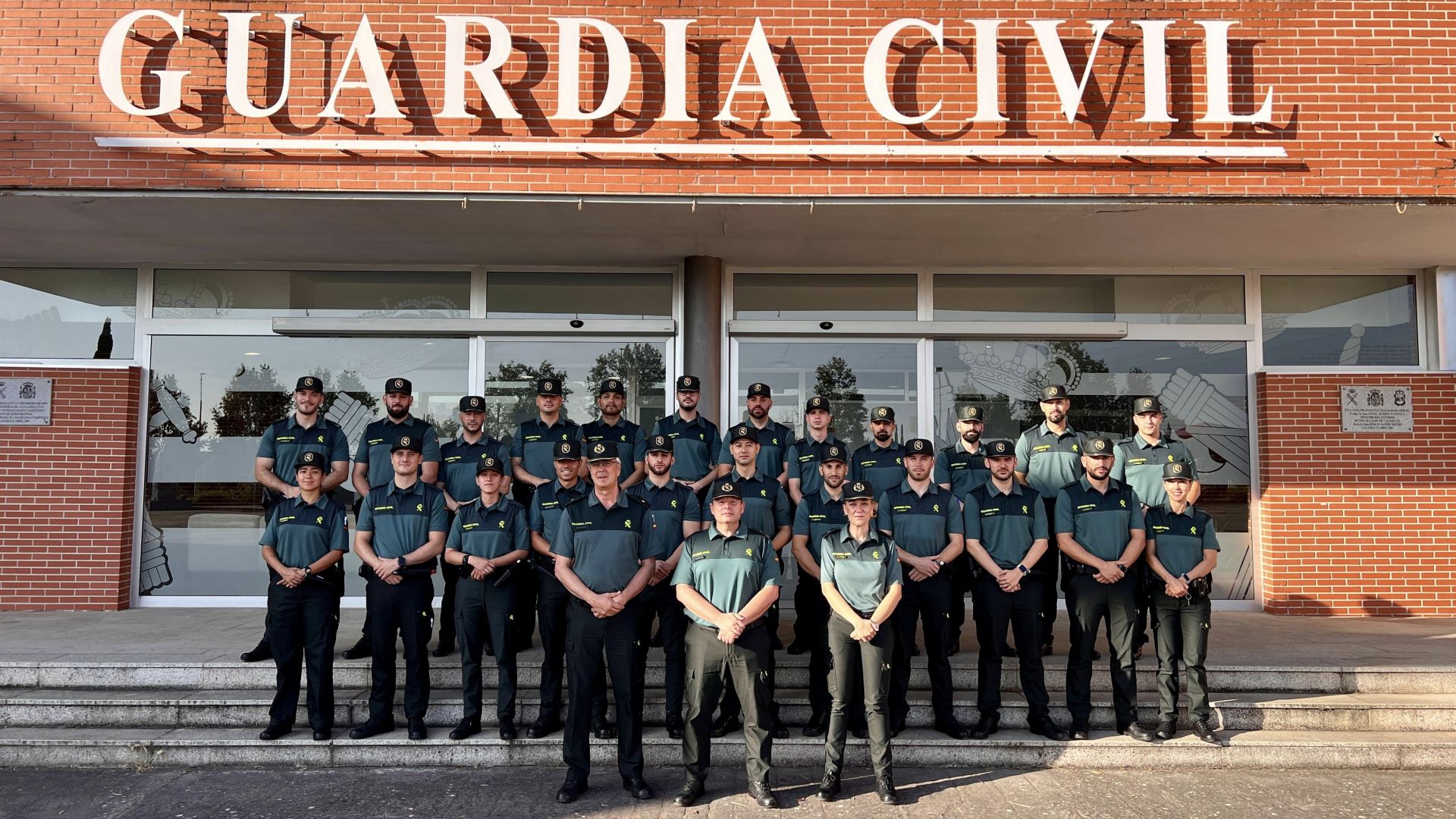 Llegada de los alumnos a la sede de la Comandancia de la Guardia Civil de Cáceres.