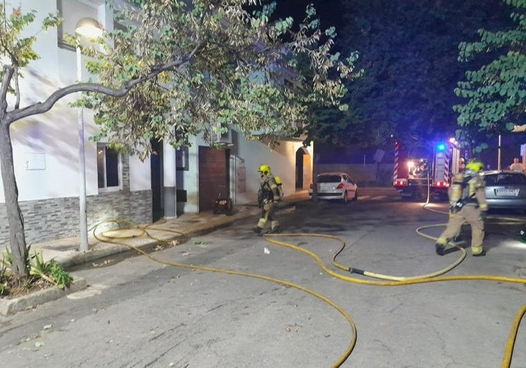 Los bomberos sofocan un incendio en una vivienda en Cáceres