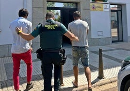 Imagen de los dos detenidos por el robo de cable.