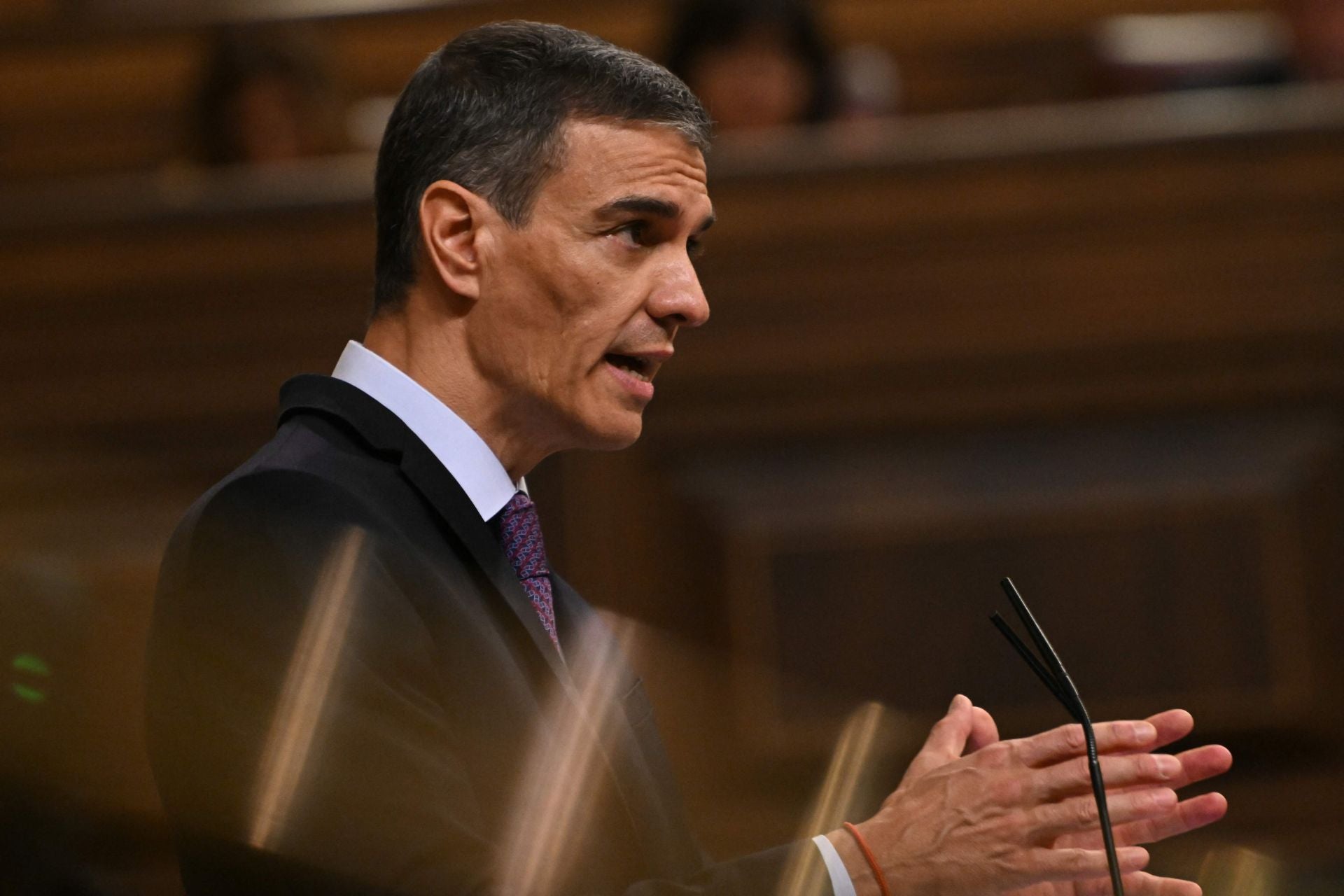 Pedro Sánchez «cita» al escritor extremeño Javier Cercas en el Congreso