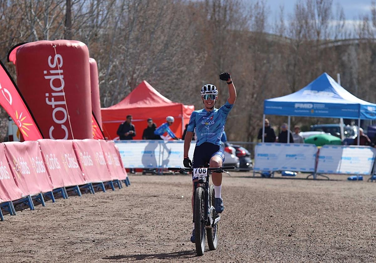 Lucía Gómez celebra una victoria.