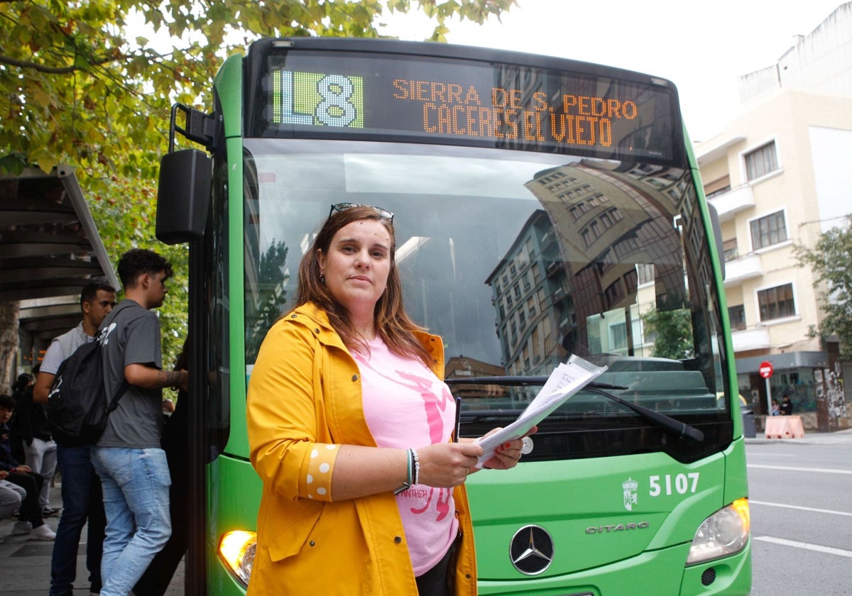 Victoria Campos encabezó las movilizaciones vecinales para reclamar mejoras para la línea 8. La foto es de octubre de 2024, durante la campaña de recogida de firmas.