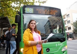 Victoria Campos encabezó las movilizaciones vecinales para reclamar mejoras para la línea 8. La foto es de octubre de 2024, durante la campaña de recogida de firmas.