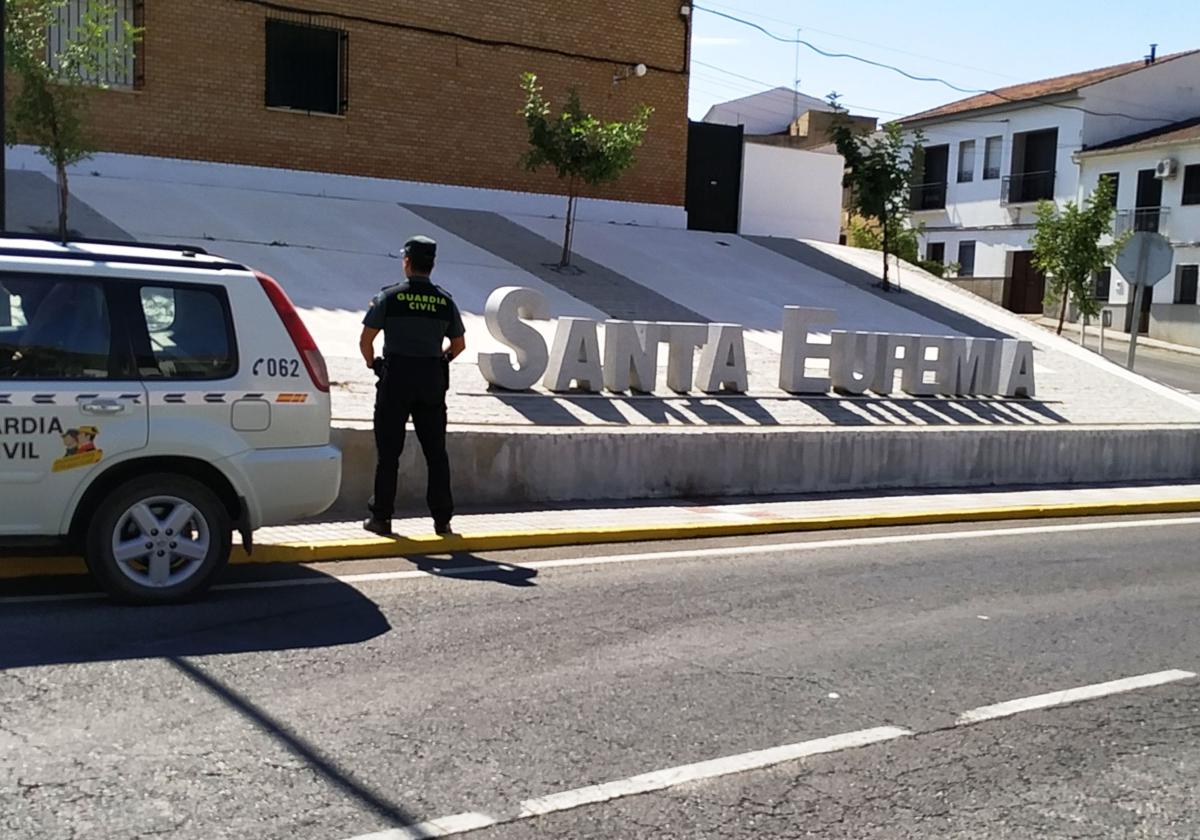 Una patrulla de la Guardia Civil en el pueblo donde se cometieron los robos.
