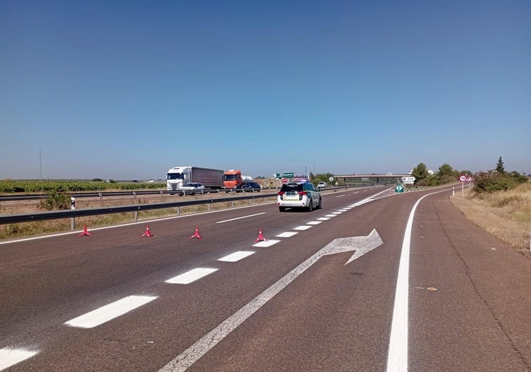 Muere un motorista tras el choque con un camión en la A-5 a la altura de Talavera la Real