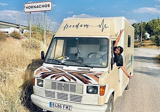 Cristina, de 39 años, con su furgoneta en Hornachos, su pueblo.