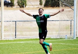 Adri Maya celebrando un gol.