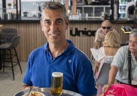 Pedro Oliveira, en su bar La Unión de Puerta Palmas.