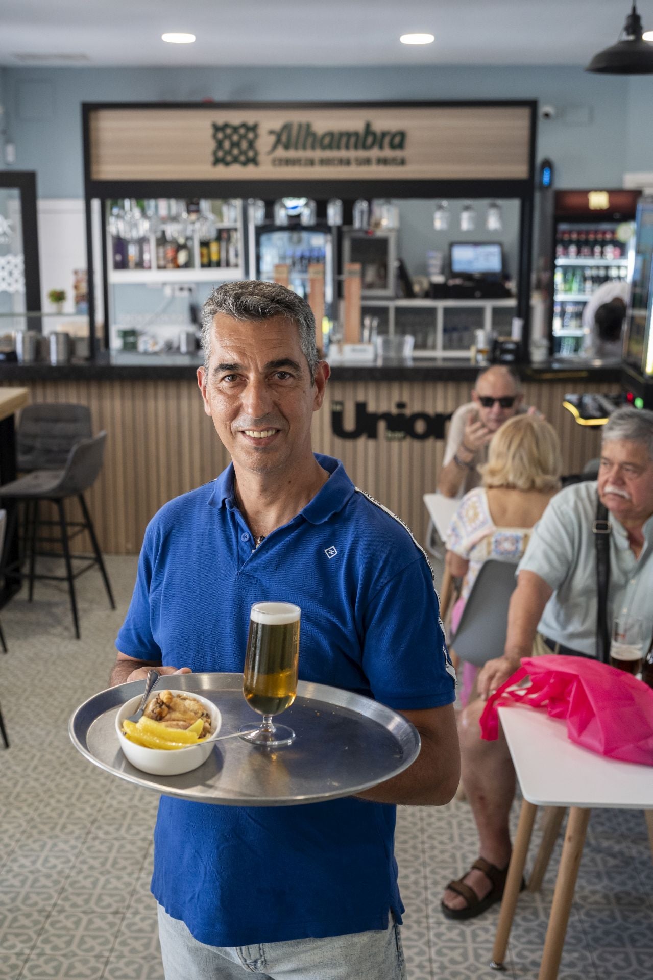 Pedro Oliveira, en su bar La Unión de Puerta Palmas.