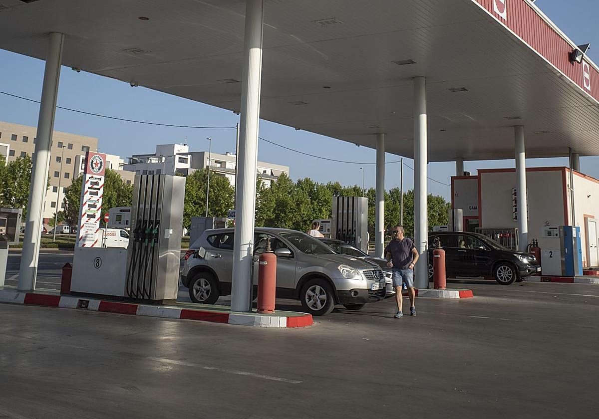 Una estación de servicio desatendida en la ciudad de Badajoz.