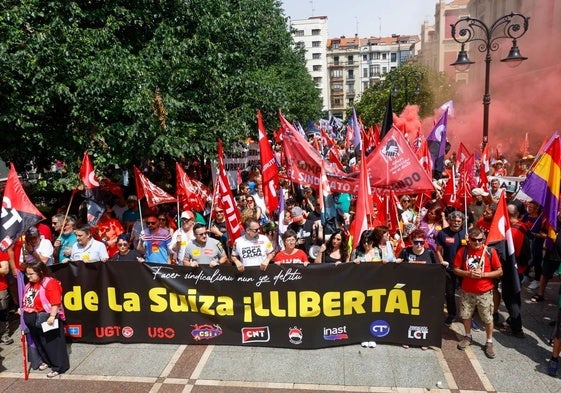 Manifestación de apoyo a 'Las seis de la Suiza' en Gijón.