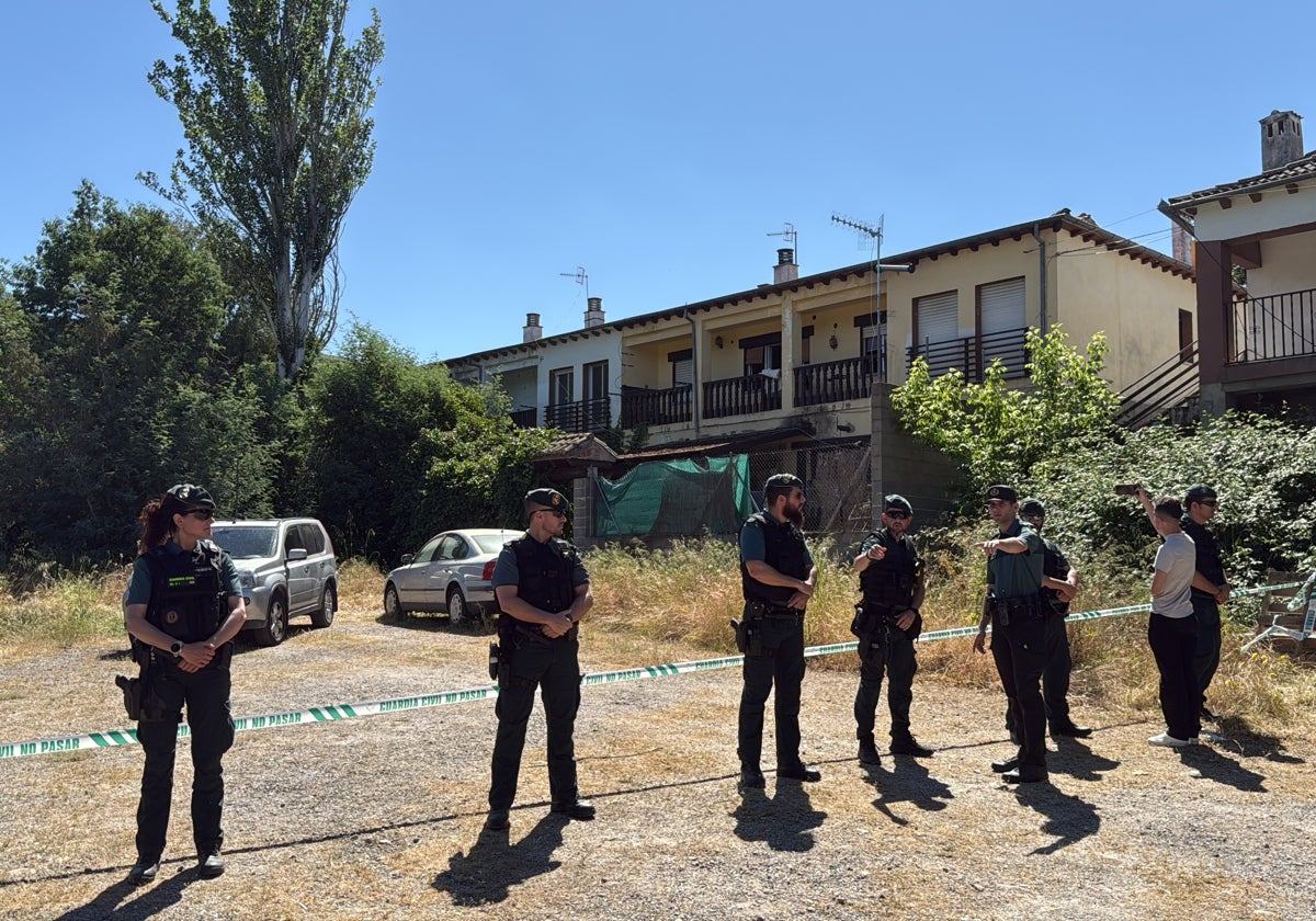 Guardias civiles custodian la vivienda donde el pasado 27 de mayo tuvo lugar el crimen.
