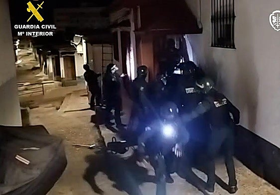 Se han llevado a cabo cinco registros en la provincia de Huelva, tres en la provincia de Badajoz, uno en la provincia de Cádiz y otro en Ceuta.