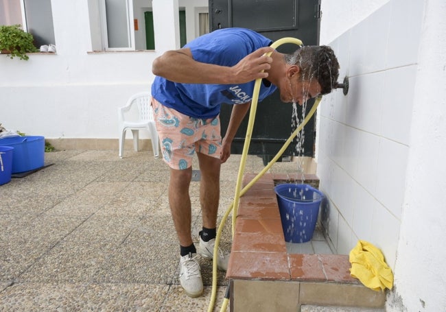 Un extremeño se remoja la cabeza en el patio de su casa.