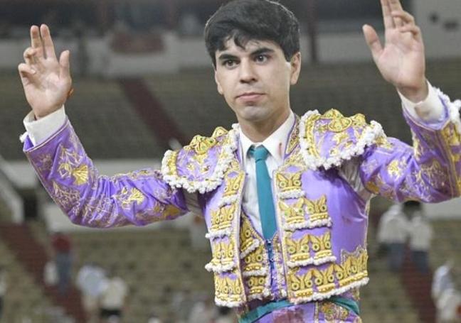 Salió a hombros tras su actuación en la Feria de San Juan de badajoz tras cortar dos orejas.