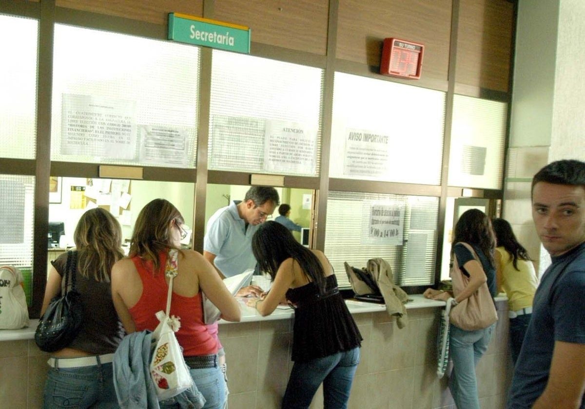 Alumnos realizan la matrícula en la UEx