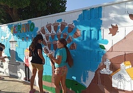 Dos participantes en el mural.