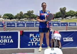 Soledad Fernández en lo más alto del podio en su categoría del Campeonato de España de Pickleball