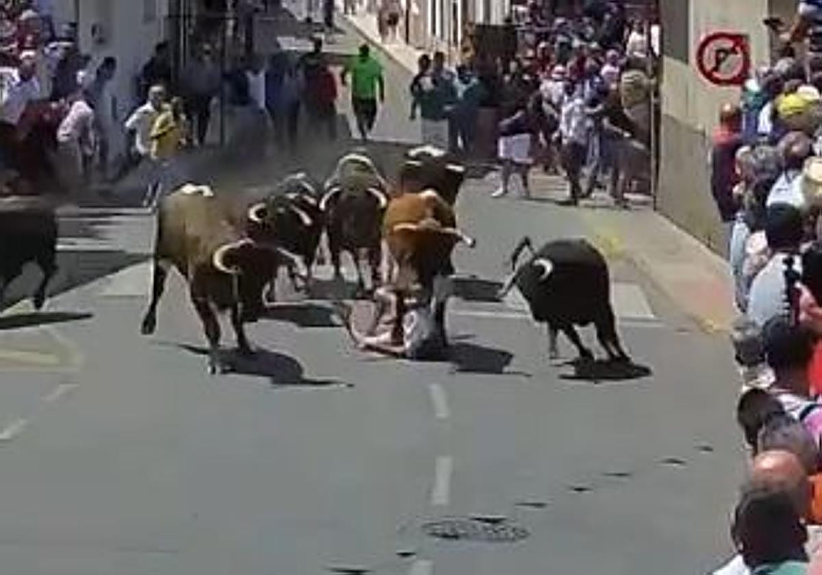Así ha sido momento en el que un &#039;Patas blancas&#039; de Victorino Martín ha arrollado a un corredor