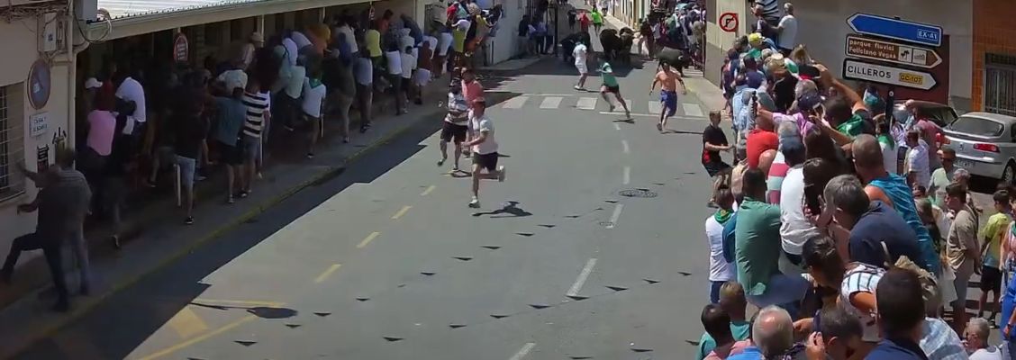 Así ha sido momento en el que los 'Patas blancas' de Victorino Martín han arrollado a un corredor