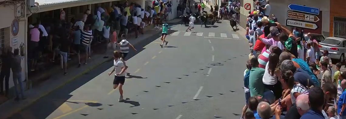 Así ha sido momento en el que los 'Patas blancas' de Victorino Martín han arrollado a un corredor