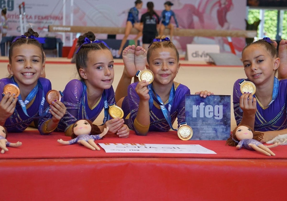 Las gimnastas del GAP de Badajoz posan con sus medallas.